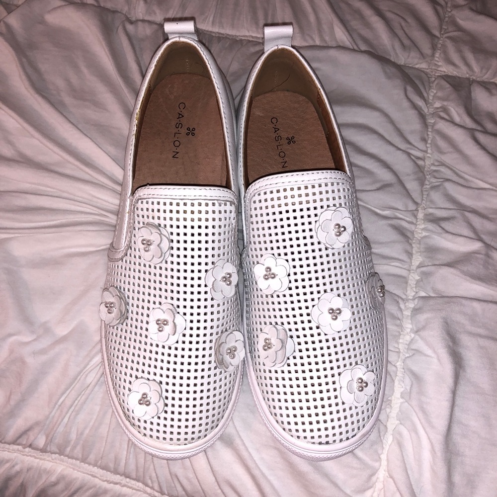 CASLON BRAND NEW white flower sneakers!!!